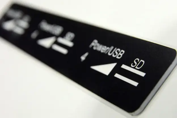 Schwarze Frontplatte mit weiß gravierter Beschriftung „Power/USB“ und „SD“